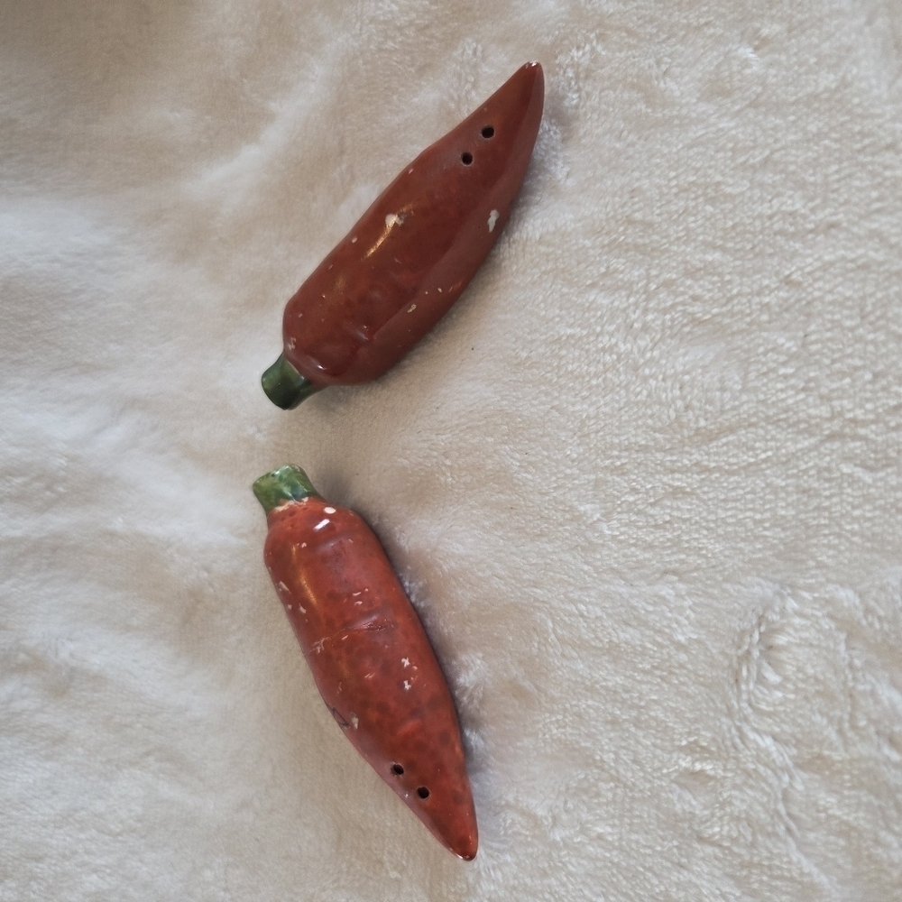 Vintage Red Hot Chili Pepper Carrot Salt & Pepper Shaker Set